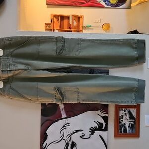 Scoop woman size 30 Army style capris. Light weight. No call outs.